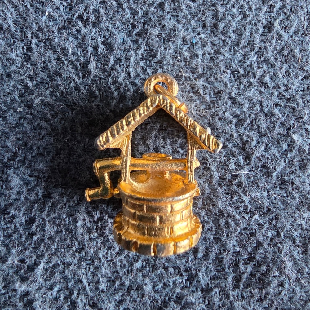 Vintage Gold Tone Wishing Well Charm 3D Novelty Pendant for Bracelet Necklace